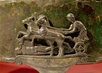 Auriga en su carro, detalle de un cista, 8º-1º siglo a.C.